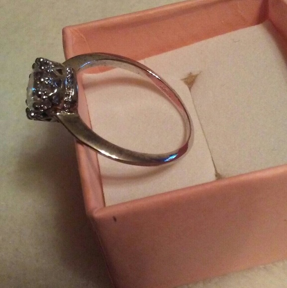 Engagement ring - Picture 3 of 3